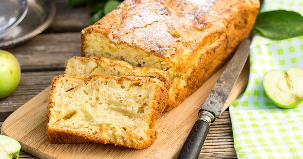Imagen de panqué de avena con manzana y canela.