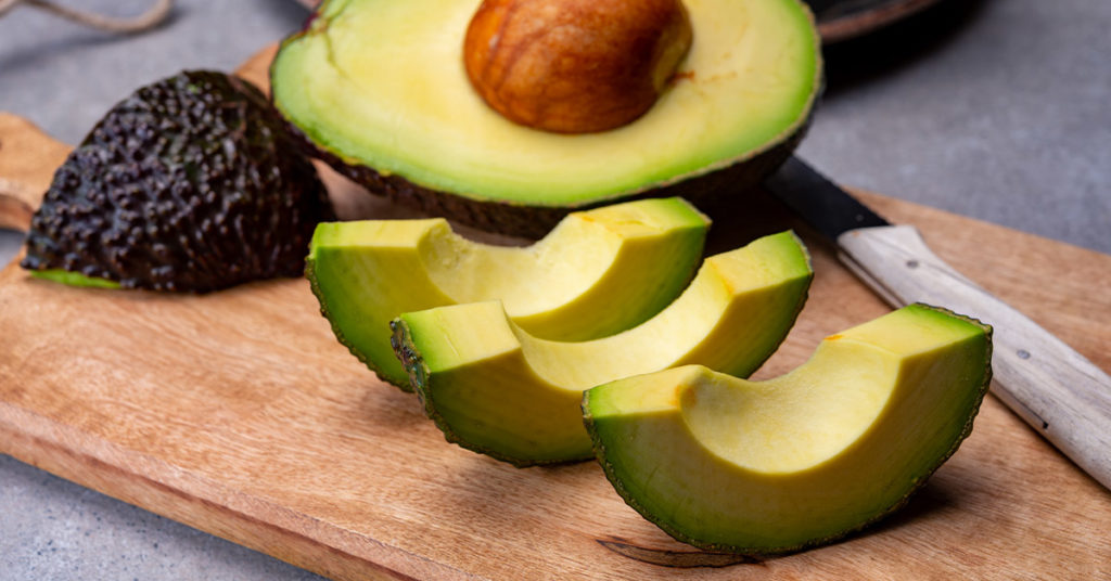 Imagen de aguacates, un alimento nutritivo rico en grasas saludables para el cuerpo.