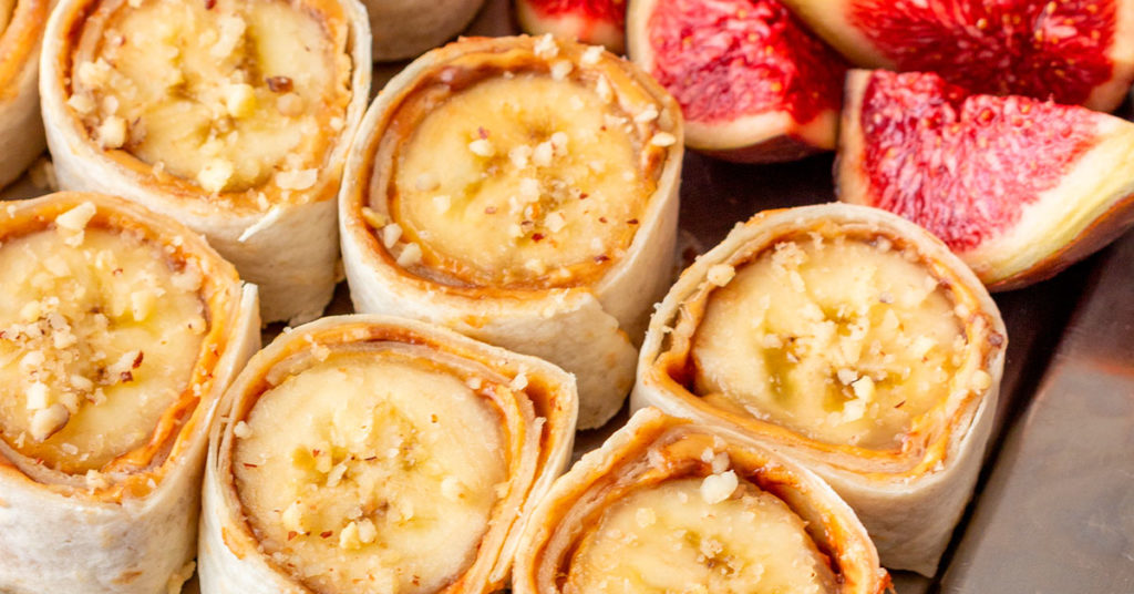 Imagen de rollitos de plátano con crema de cacahuate y avena