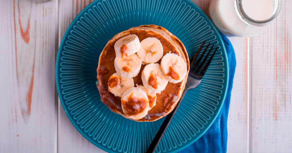 Imagen de hot cakes de avena con plátano y cajeta