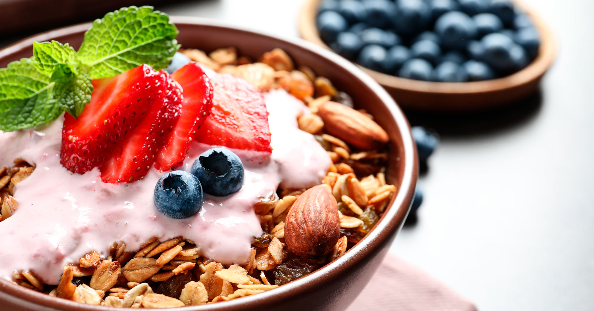 5 desayunos con granola y fruta que te encantarán