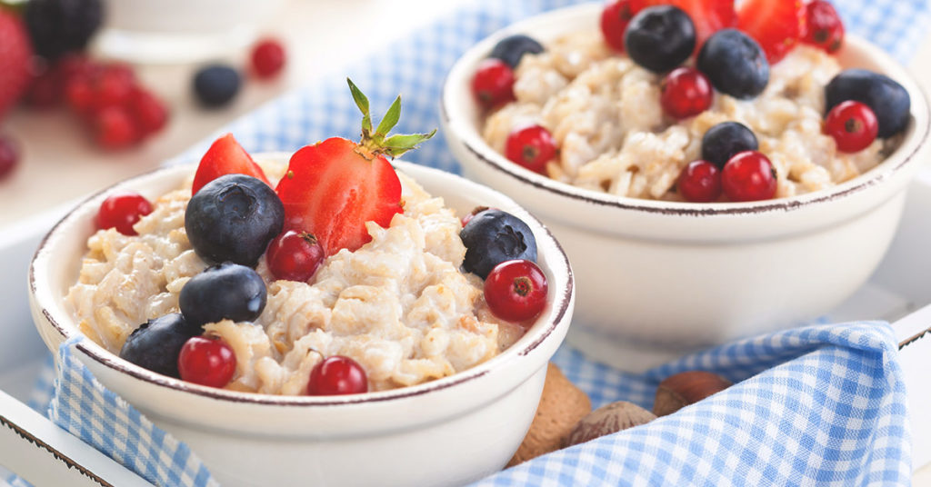 Imagen porridge de avena y frutas