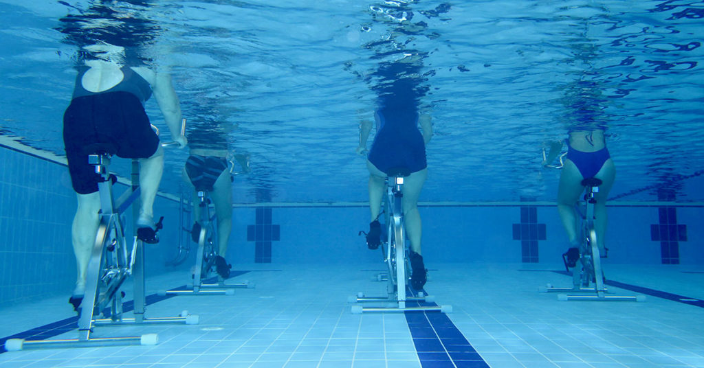 Imagen mujeres practicando aquabiking