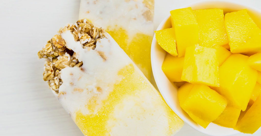 Imagen paletas de mango, yoghurt y granola 