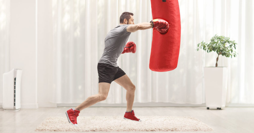 ejercicios de boxeo con saco de entrenamiento
