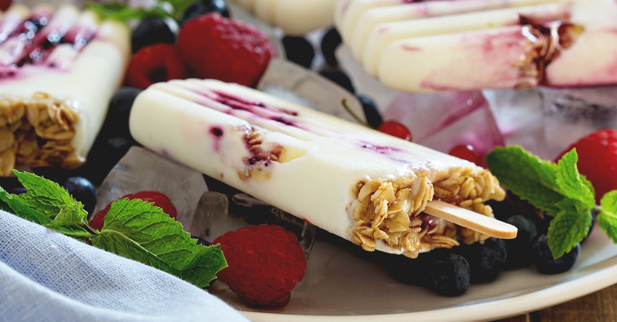 Imagen paletas de yoghurt con arándanos y frambuesas