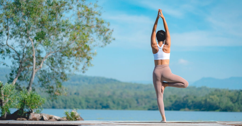 Imagen mujer haciendo yoga al aire libre 