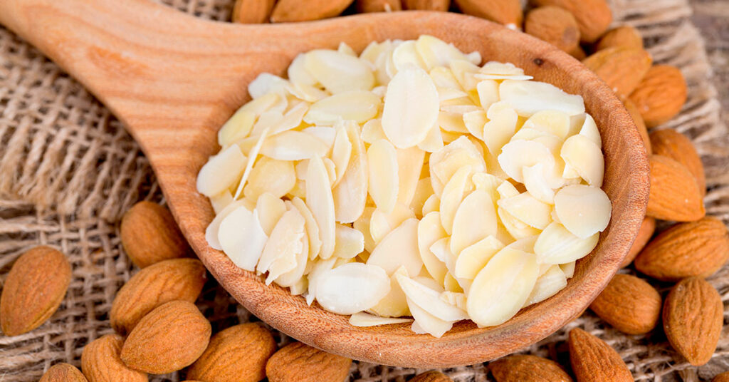 cuchara con almendras rebanadas