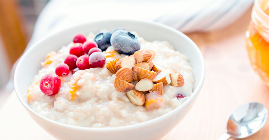 bowl de avena con almendra y arándanos