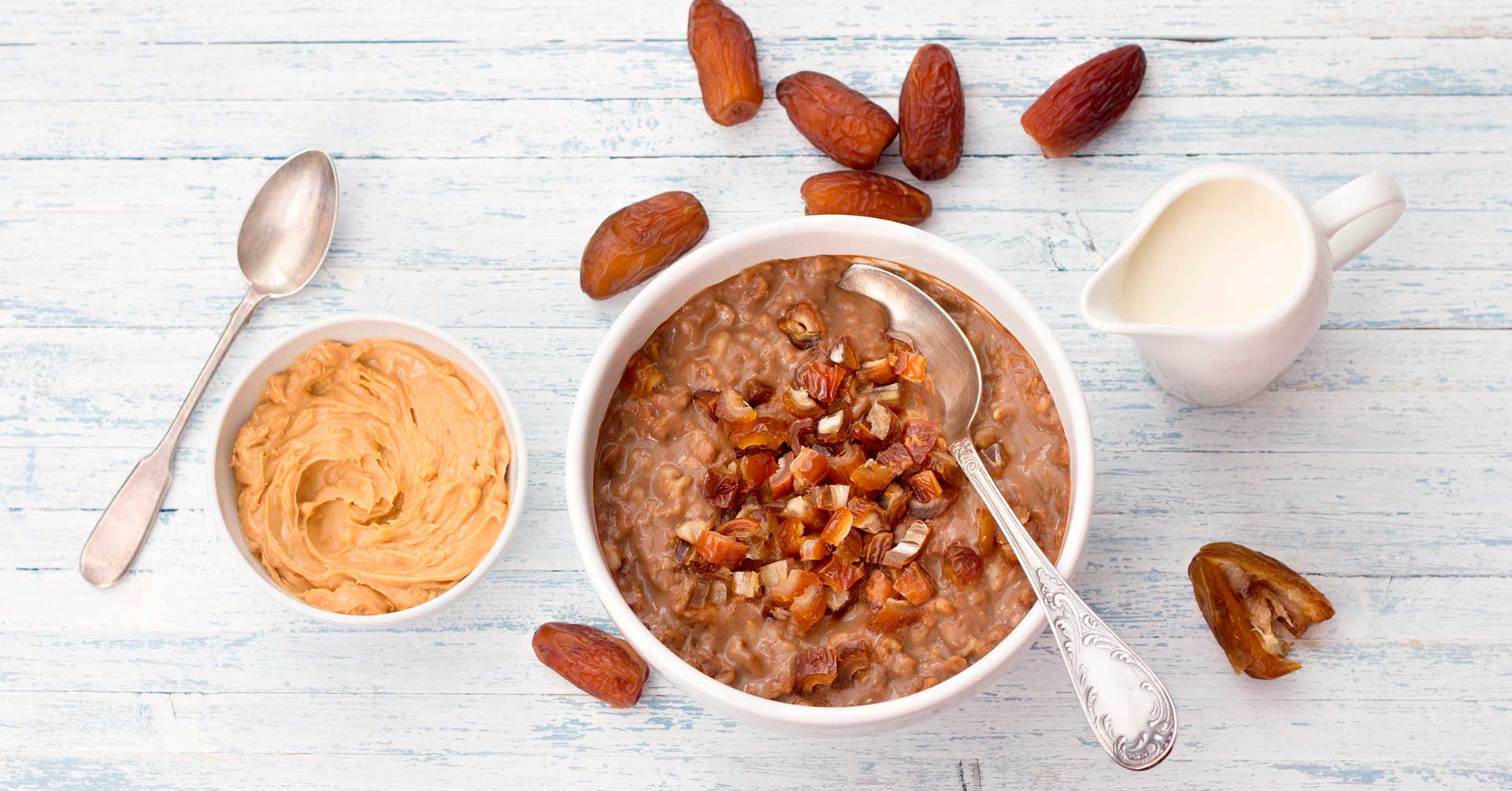 Bowl de avena, cacao y dátiles