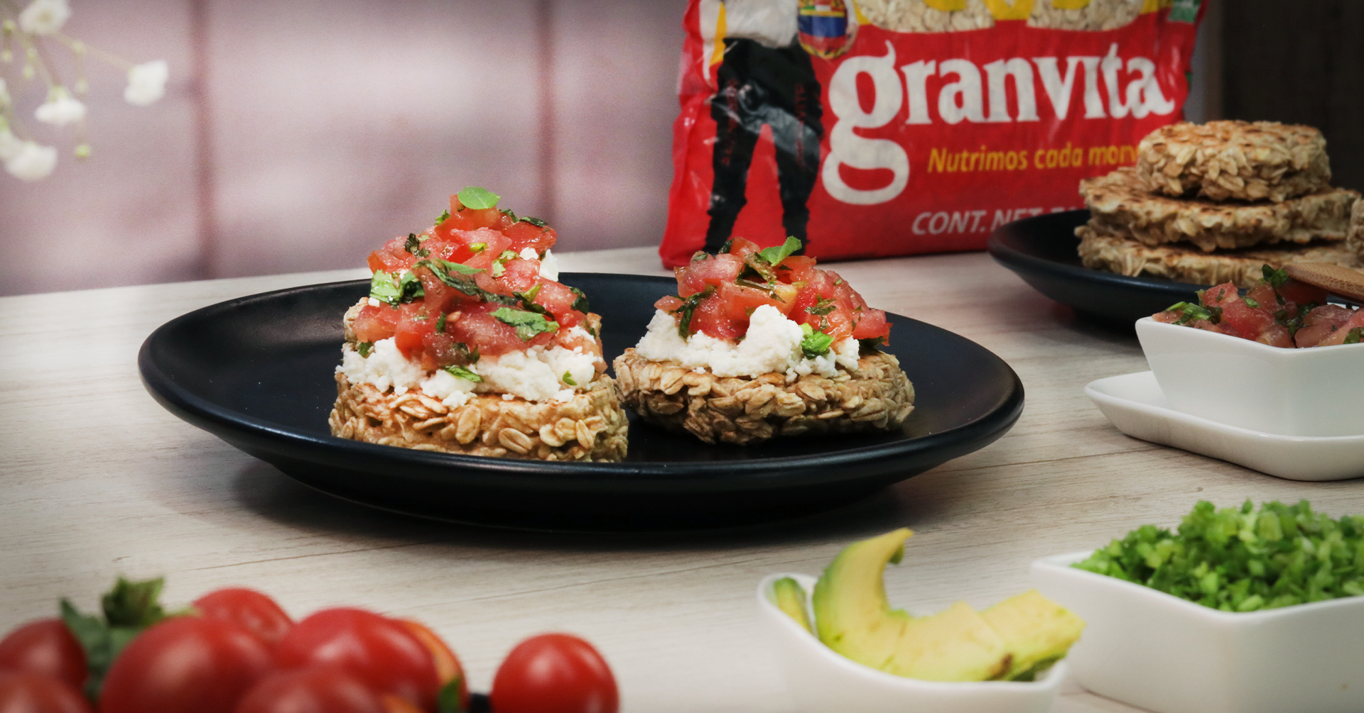 Tortitas de avena con requesón y tomate