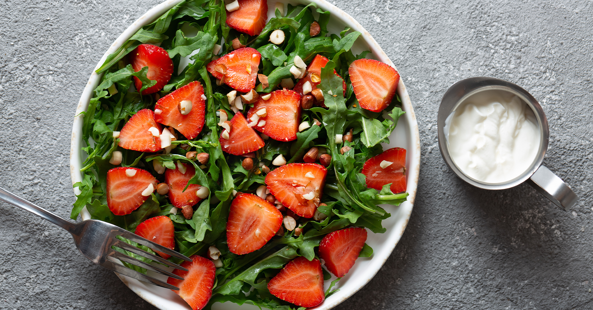 Ensalada verde con fresas y arándanos