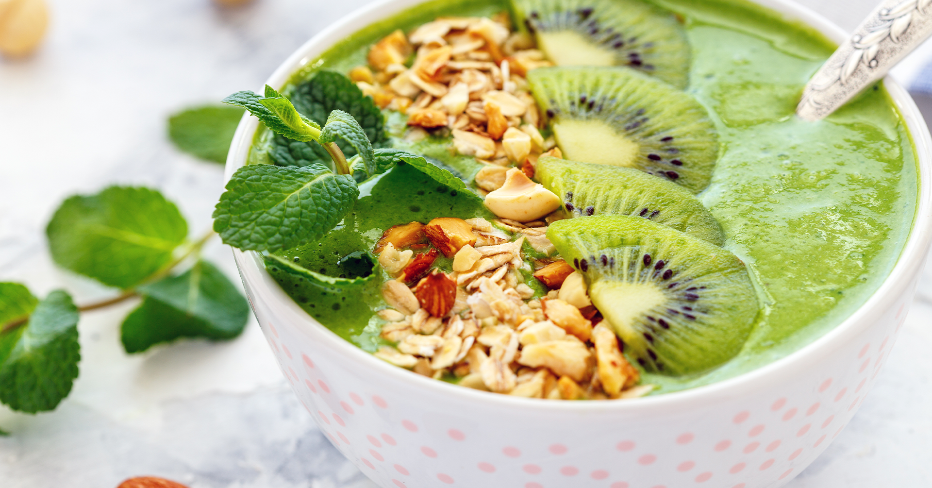 Smoothie bowl verde con granola