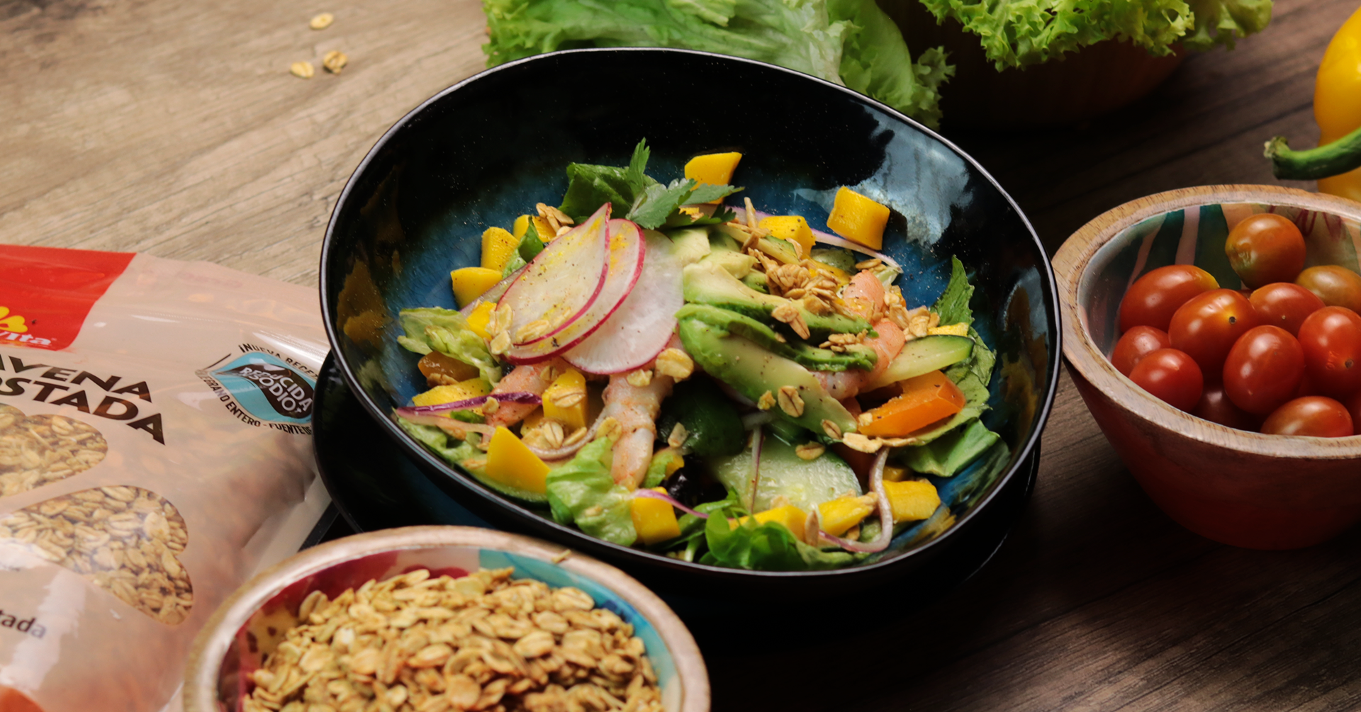 Ensalada de camarones con avena tostada