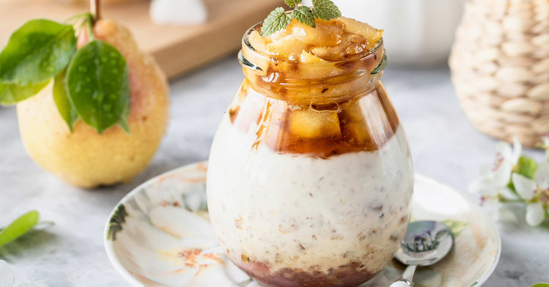 Yoghurt con pera, manzana y granola