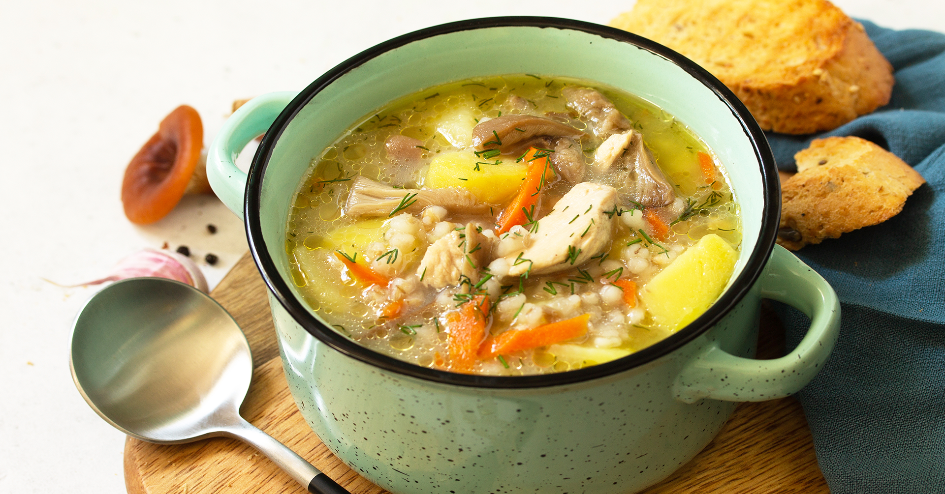 Sopa de avena con pollo y verduras