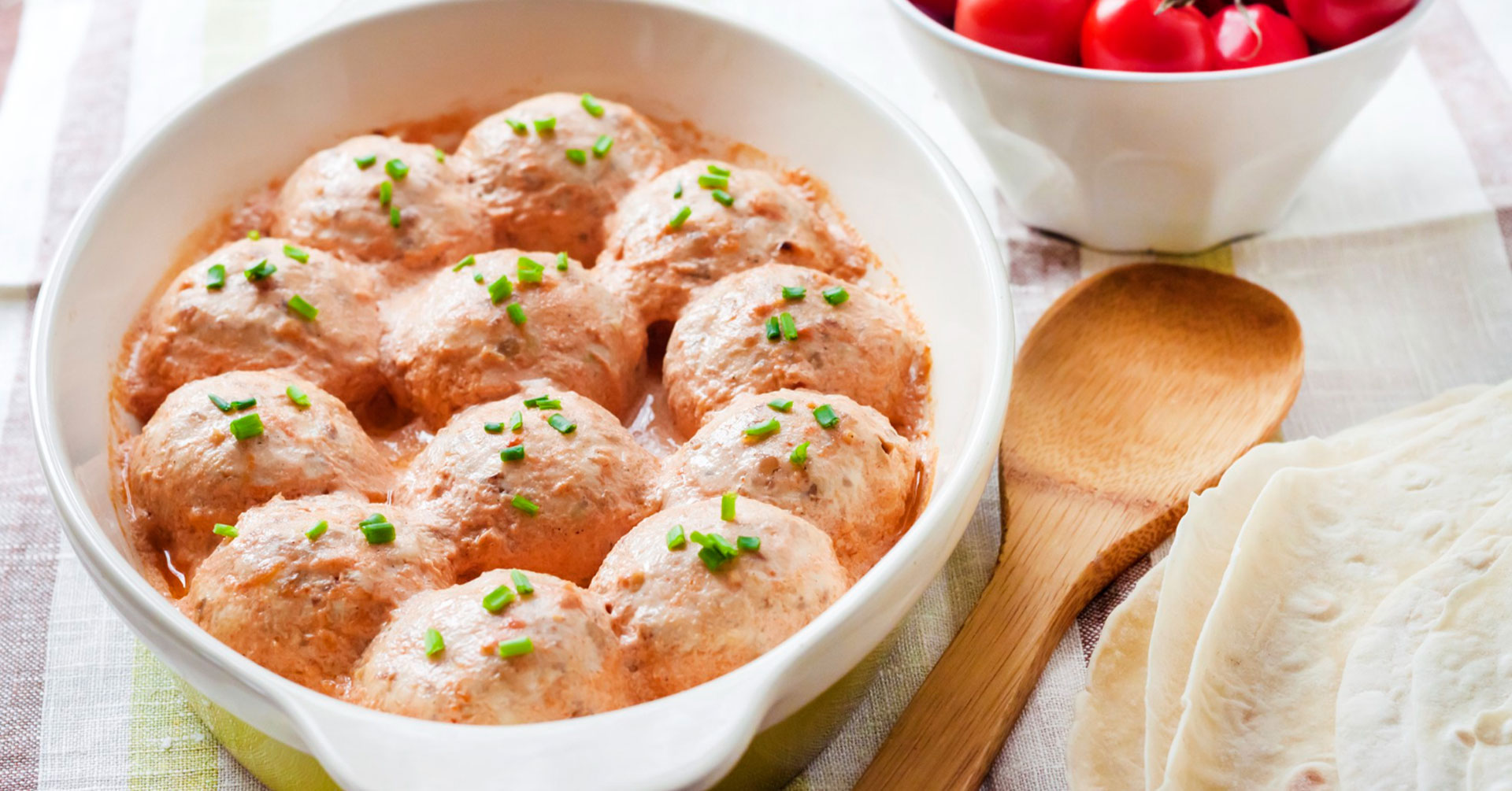 Albóndigas con avena en crema de chipotle