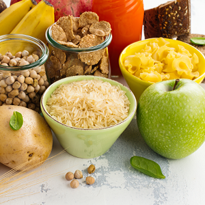 ¿Qué alimentos tienen fibra soluble y por qué es importante consumirla?