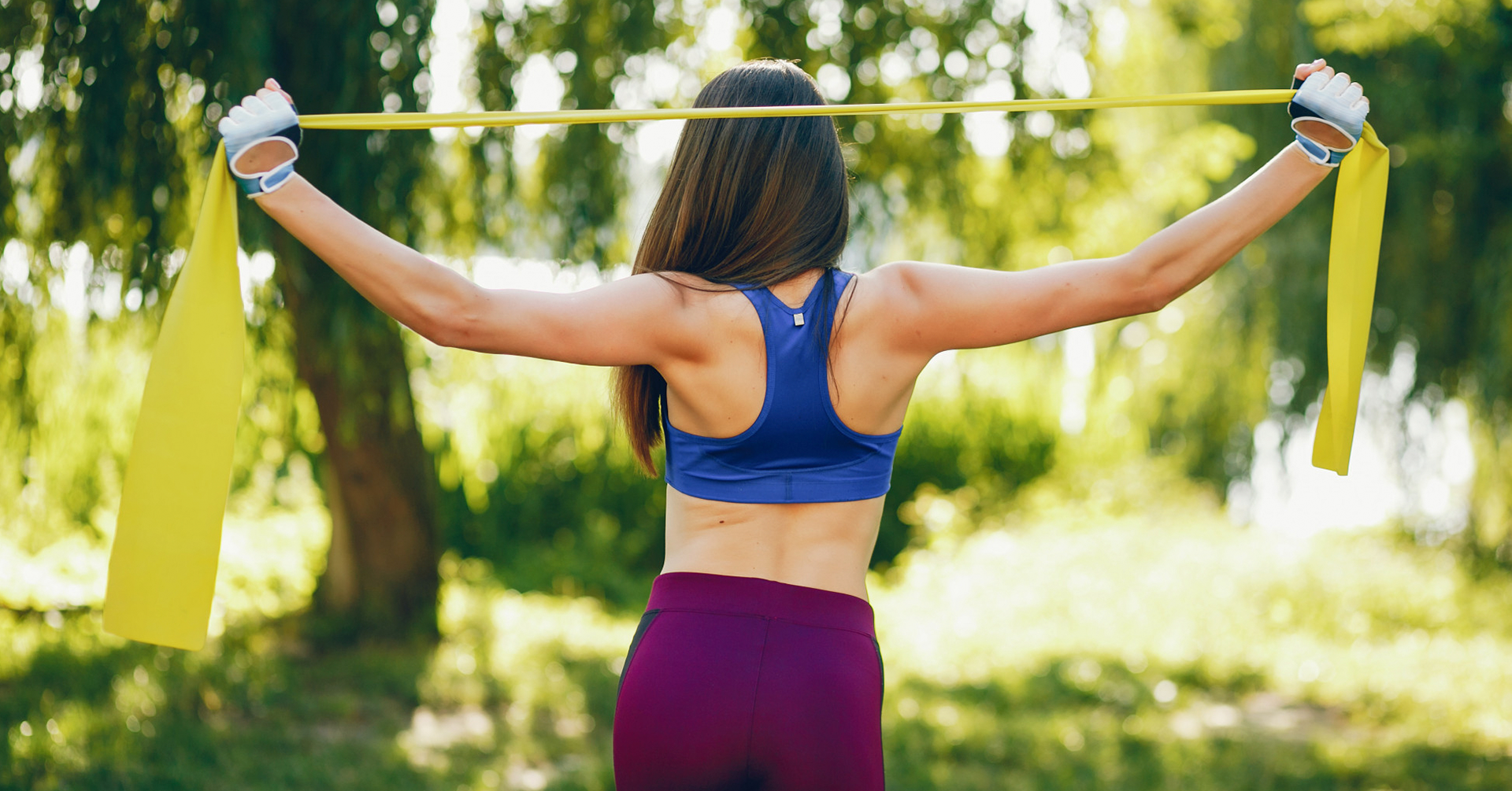 Rutina de fuerza con bandas elásticas: 4 ejercicios para todo tu cuerpo